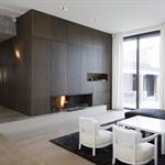 Salon avec cheminée intégrée au placard sur mesure