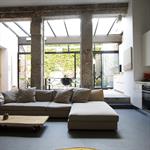 Grand salon lumineux donnant sur la véranda