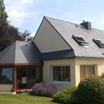 Extension avec un toit en ardoise