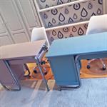 Deux bureaux d'enfants vintages colorés