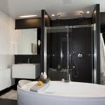 Salle de bain contemporaine noire et blanche