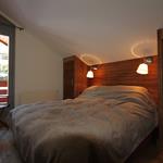 Chambre avec boiserie moderne sur le mur de tête de lit