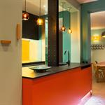 Cuisine ouverte avec plan de travail en pierre noire du Zimbabwe