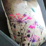 Focus sur ce superbe coussin qui vient réveiller le canapé gris