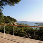 Pleine vue sur la mer du balcon