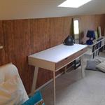 Espace détente avec une console au design scandinave