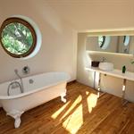 La baignoire et le plan de toilette sont posés comme