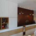 Placards de cuisine blancs et bois avec niches encastrées