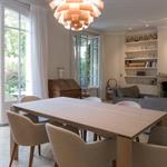 Table en bois surmontée d'un lustre moderne