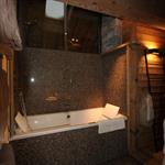 Ambiance intime et tamisée dans la salle de bain