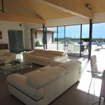 Baie vitrée ouvrant sur une grande terrasse - baie de 12 m de large