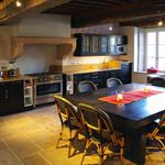 Grande cuisine tout équipée avec coin repas