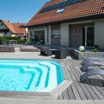 Terrasse en lattes de bois avec piscine