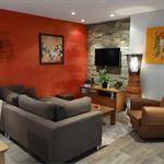 Séjour rouge et briques