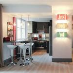 Cuisine avec tabourets de bar en plastique blanc et pieds chromés