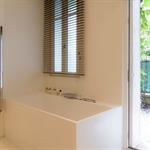 Fenêtre au-dessus de la baignoire