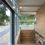 Cage d'escalier vitrée et bibliothèque