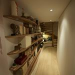 Etagères sur mesure prolongées d'une banquette