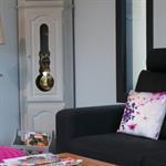 Relooking d'une vieille horloge repeinte aux couleurs du salon