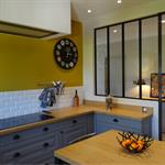 Une verrière apporte un supplément de lumière dans la cuisine