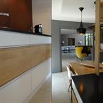 Cuisine contemporaine donnant sur la pièce à vivre