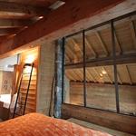 Chambre avec cloison en verre pour séparer du reste du chalet