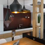 Cuisine design blanche et bois avec crédence effet rouillé