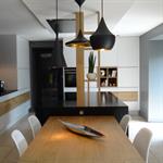 Cuisine contemporaine opposant les surfaces lisses à la chaleur du bois