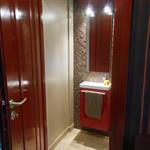 Toilettes aux tons beiges/marrons et rouge