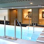 Plusieurs pièces donnent par des verrières directement sur la piscine intérieure