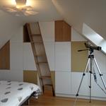 Mur habillé de rangements sur mesure