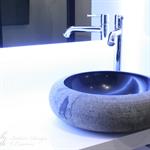 Lavabo pierre dans salle de bain moderne