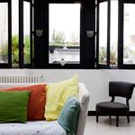 Vue sur le salon avec fenêtre noire