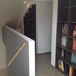 Bibliothèques noirs dans le couloir