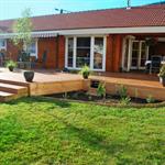 Terrasse en bois en contrehaut du jardin