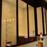 Salle de bain surélevé derrière verrière