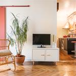 Vue cuisine avec mur en brique rouge