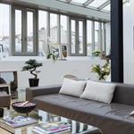 Salon sous une grande verrière