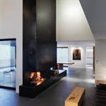 Salon où la cheminée devient monumentale