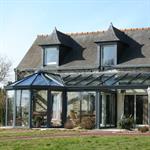 Véranda en aluminium avec un toit en verre