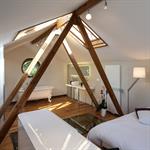 La chambre est accessible par un escalier