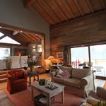 Salon chaleureux dans un chalet