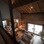 Salon cosy ambiance chalet vu depuis la mezzanine