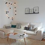 Salon avec canapé d'angle blanc et table basse design