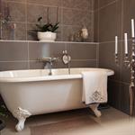 Baignoire ilot classique et chandeliers à bougies