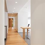 Couloir délimité par un parquet hêtre