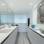 Cuisine en parallèle avec sur la largeur une vitre montée sur châssis avec verre occultant