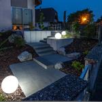 Allée contemporaine avec marches en béton