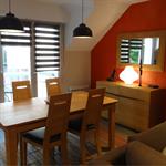 Un mur rouge réveille la pièce