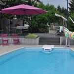 Piscine turquoise moderne